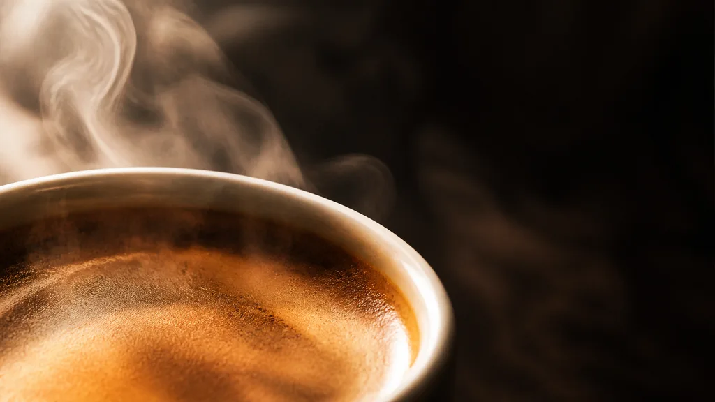 Crema de espresso y vapor suave vistos de cerca