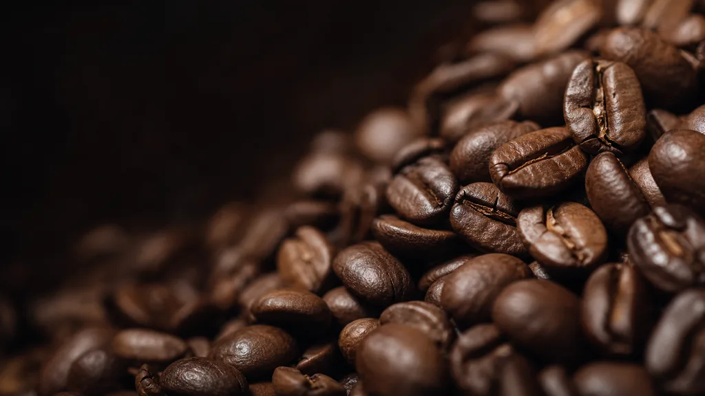 Granos de cafe tostados vistos de cerca